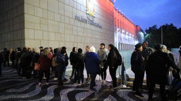 Manifestantes bloqueiam entradas da Assembleia Legislativa